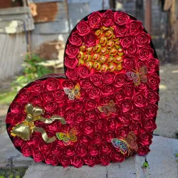 Enorme Caja de Corazón con 100 rosas y bombones