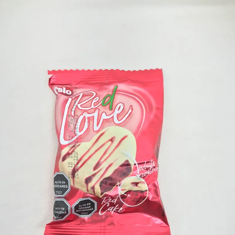 Panque Red Love cubierto de chocolate negro y blanco