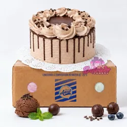 Pastel Cubierto de Chocolate + Caja de Helado