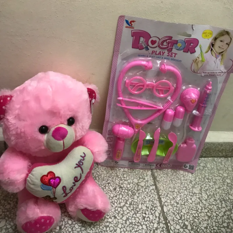 Peluche y juego de doctora 