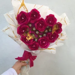 Ramo artificial de rosas eternas en forma de corazón con bombones