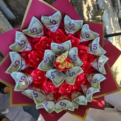 Ramo con 100 usd con rosas eternas