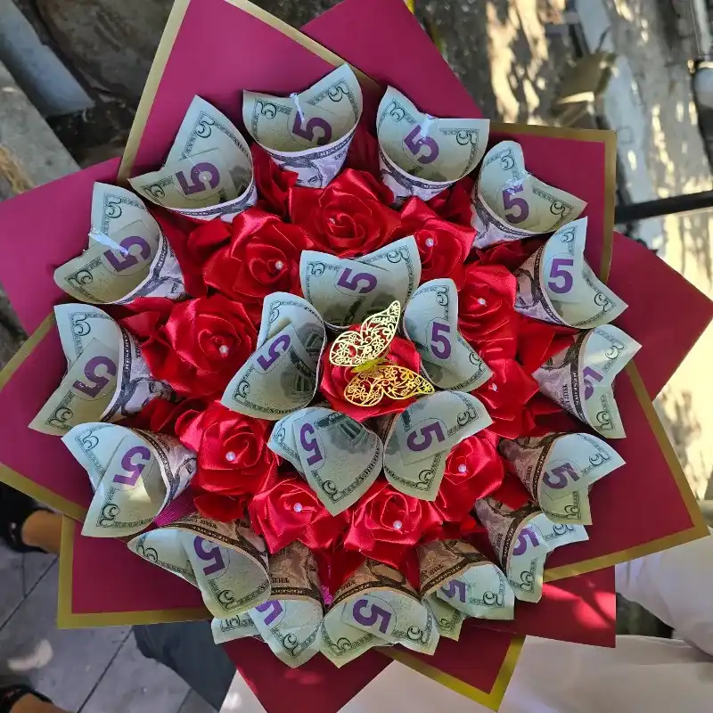 Ramo con 100 usd con rosas eternas