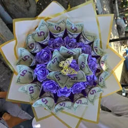 Ramo con 100 usd con rosas eternas 