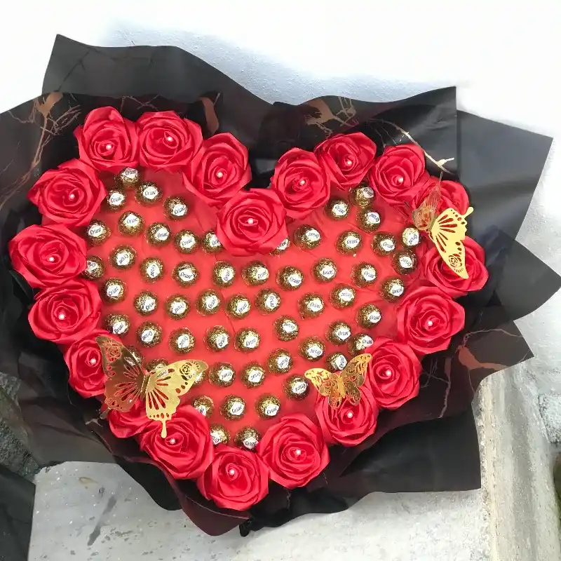 Ramo de Rosas Artificiales en Forma de corazón 