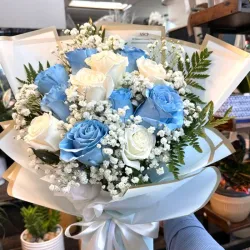 Ramo de rosas azules y blancas 