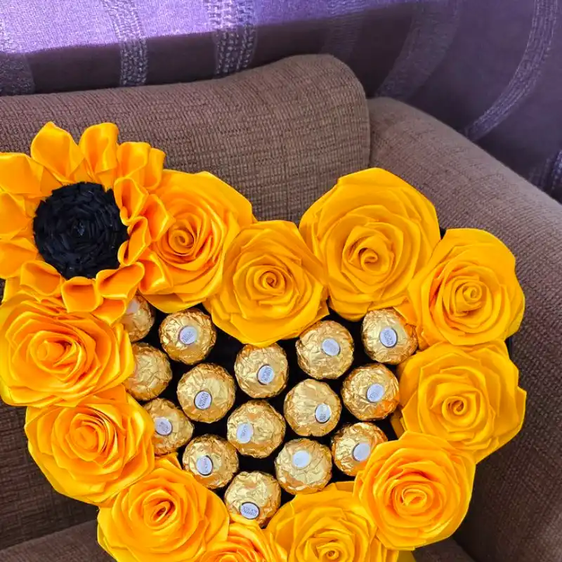 Ramo de Rosas eternas y Bombones 