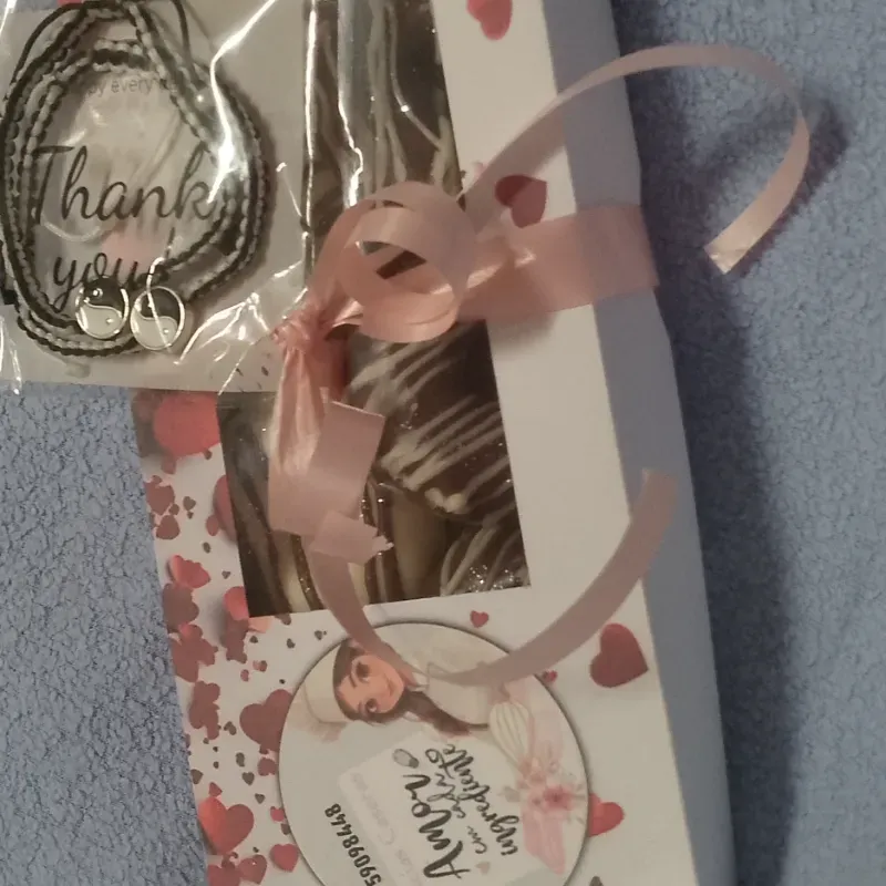 caja de mini donas y manillas del Yin Yan