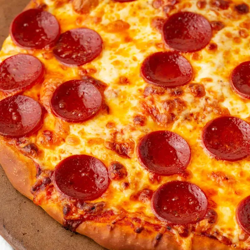 Pizza de Queso Gouda con Pepperoni 