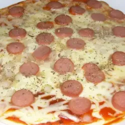 Pizza Familiar de Queso Gouda con Salchichas 