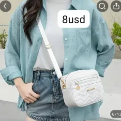 Bolso blanco con bolsillo en frente