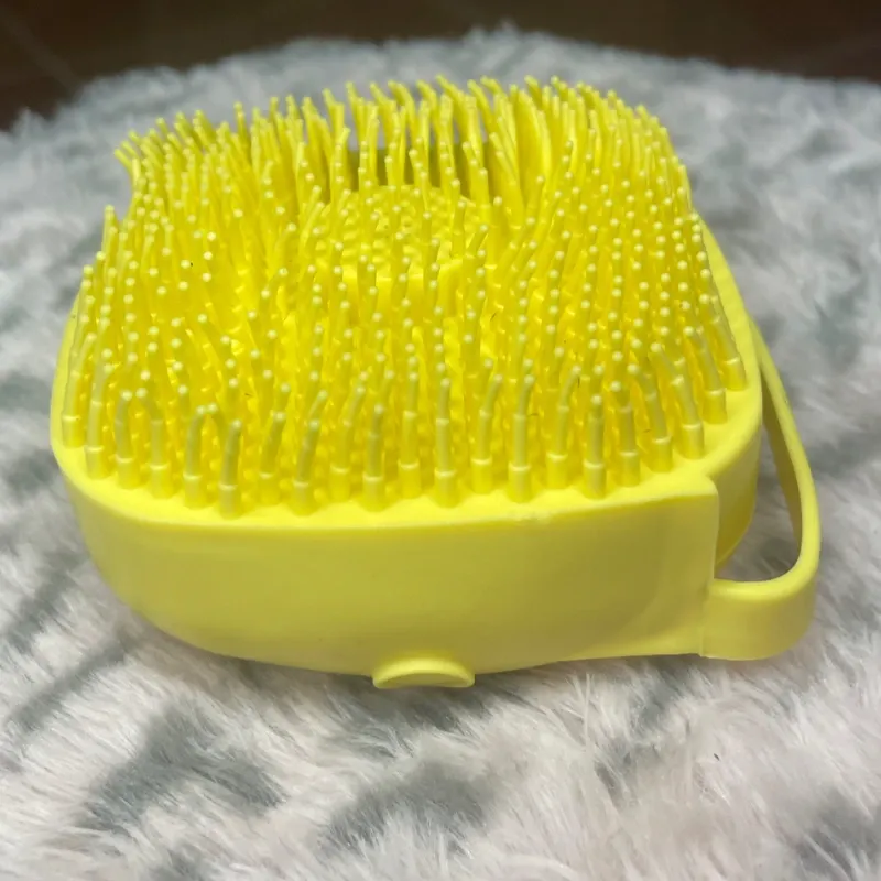 CEPILLO DISPENSADOR DE CHAMPÚ PARA PERROS Y GATOS