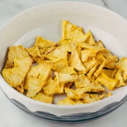 Piña deshidratada en cuñitas (25g)