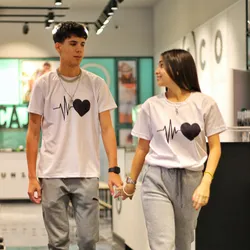 Pullovers blancos de pareja