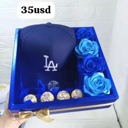 Caj con flores , gorra y bombones ferrero