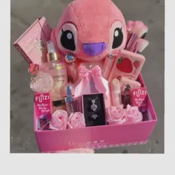 Caja con Angela , anillo, brochas de maquillaje, productos de belleza y otras cositas