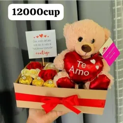Caja con bombones, flores y oso