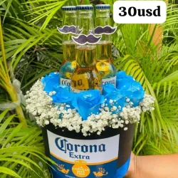 Caja con cerveza y flores