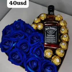 Caja con flores , bombones y wiski