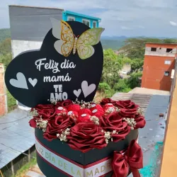 Caja con flores para mama y bombones