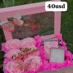 Caja con flores y cadena mas confituras
