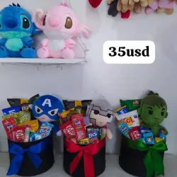 Caja con peluche y confituras