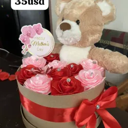 Caja con peluche y flores