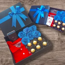 Caja con pulover, perfume ,bombones y rosas