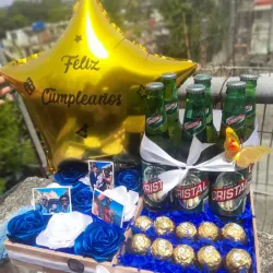 Caja de cerveza con bombones ferrero mas flores y globo de feliz cumpleaños