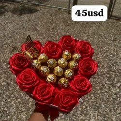Caja de corazon con bombones ferrero y rosas