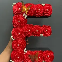 Caja de flores en forma de letra