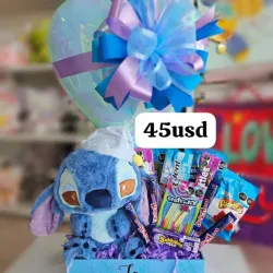 Caja de peluche con globo y confituras