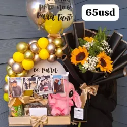 Caja decorada con dulce, jugo, peluche y ramo de flor a su elegir