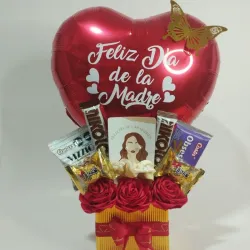 Caja decorada con flores ,globo y confituras