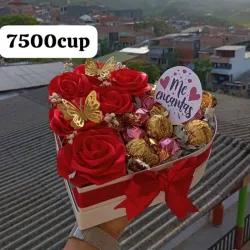 Caja en forma  de corazón con bombones y flores