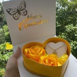 Caja en forma de corazon con cadena y flores
