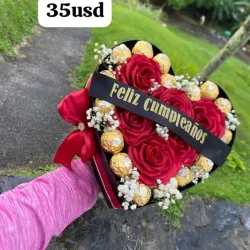 Caja en forma de corazón con flores y bombones ferrero