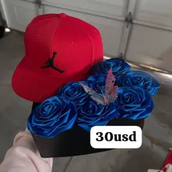 Caja forma de corazón con flores y gorra
