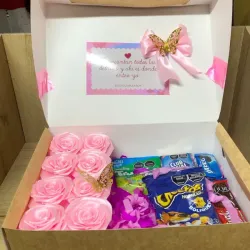 Caja sorpresa con flores rosadas