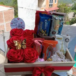 Caja sorpresa con flores y confituras