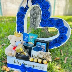 Caja sorpresa con peluche ,perfume , jarra ,billetera y bombones