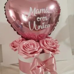 Cajas de rosas y globo para mama