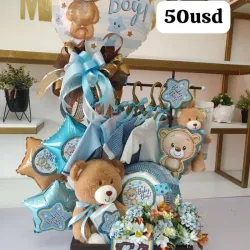 Cesta de regalo con ropa para bebé , globos y peluche
