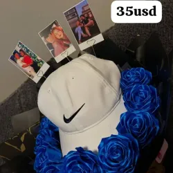 Ramo de flores con gorra y fotos
