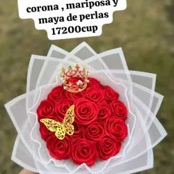 Ramo de flores con perlas, mariposa y corona