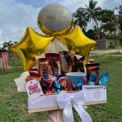 Caja mediana con 3 globos de 9", 10confituras, 10 bombones y jarra clásica personalizada 