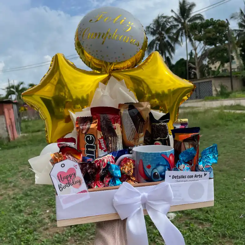 Caja mediana con 3 globos de 9", 10confituras, 10 bombones y jarra clásica personalizada 