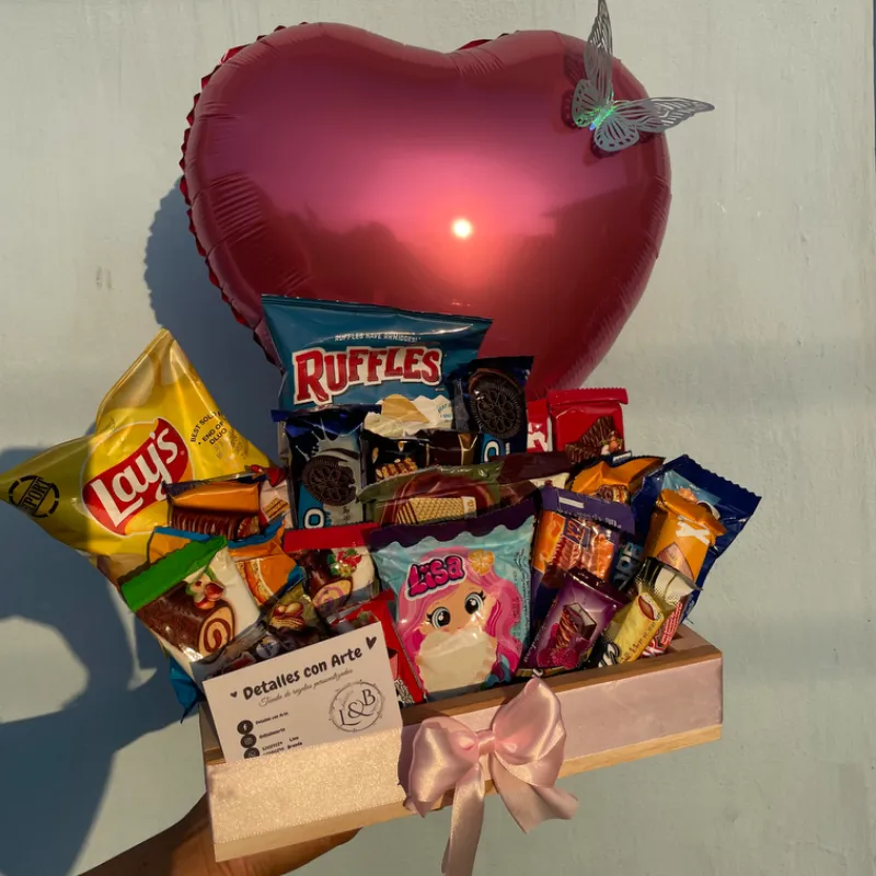 Caja mediana con globo metálico de 18" y 25 confituras 