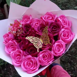 Ramo de 20 rosas eternas en forma de corazon