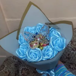 Ramo de 7 rosas eternas y bombones